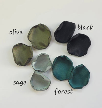 Olive, Forest green, sage and Black Rose petals for Western, County or Hunting Themed Wedding. Perfect for flower girl toss, wedding aisle decor, cake or reception table scatter, backdrop photo accents. For future brides planning a hunting themed wedding or camo inspired bridal shower event 