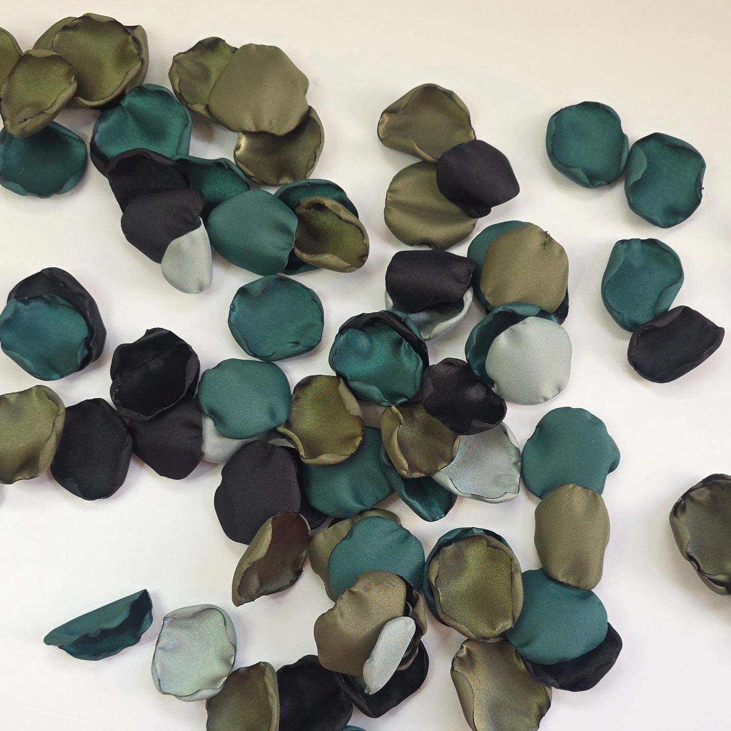 Olive, Forest green, sage and Black Rose petals for Western, County or Hunting Themed Wedding. Perfect for flower girl toss, wedding aisle decor, cake or reception table scatter, backdrop photo accents. For future brides planning a hunting themed wedding or camo inspired bridal shower event 