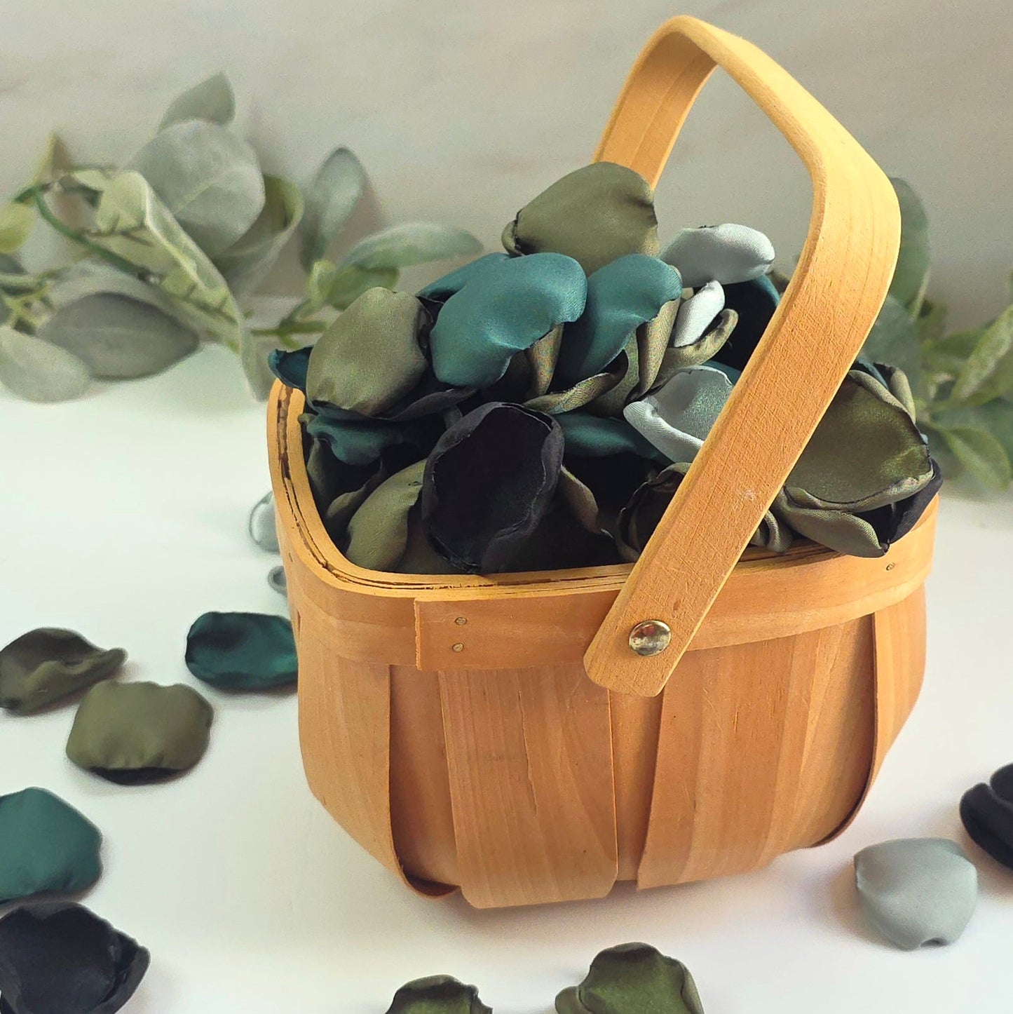 Olive, Forest green, sage and Black Rose petals for Western, County or Hunting Themed Wedding. Perfect for flower girl toss, wedding aisle decor, cake or reception table scatter, backdrop photo accents. For future brides planning a hunting themed wedding or camo inspired bridal shower event, Rustic flower girl basket